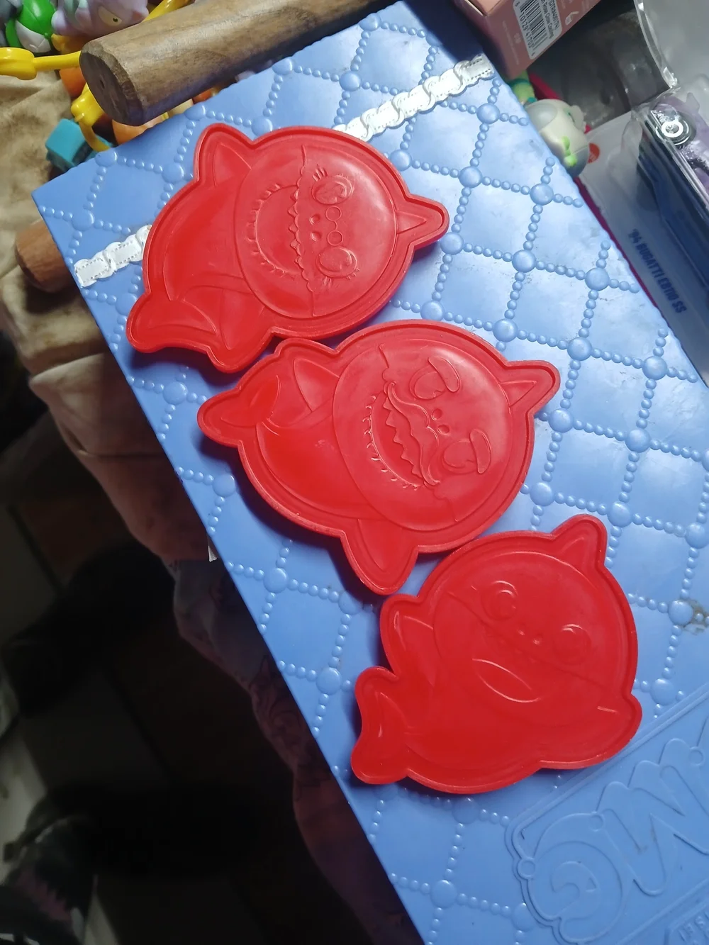 red plastic Baby Shark cookie cutter X3 Lot